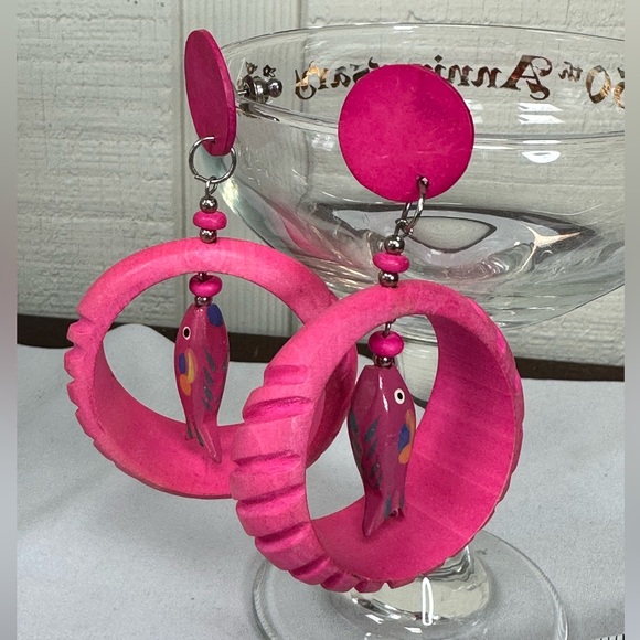 Funky hot pink open hoop fish earrings - Picture 3 of 6